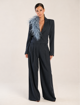Tailleur Carrington Blue con piume su scollo