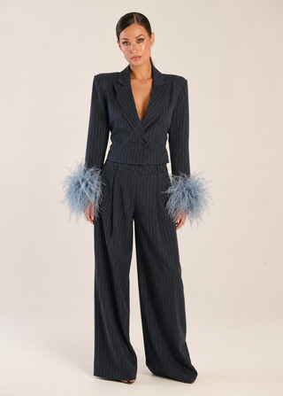 Tailleur Carrington Blue con piume su maniche